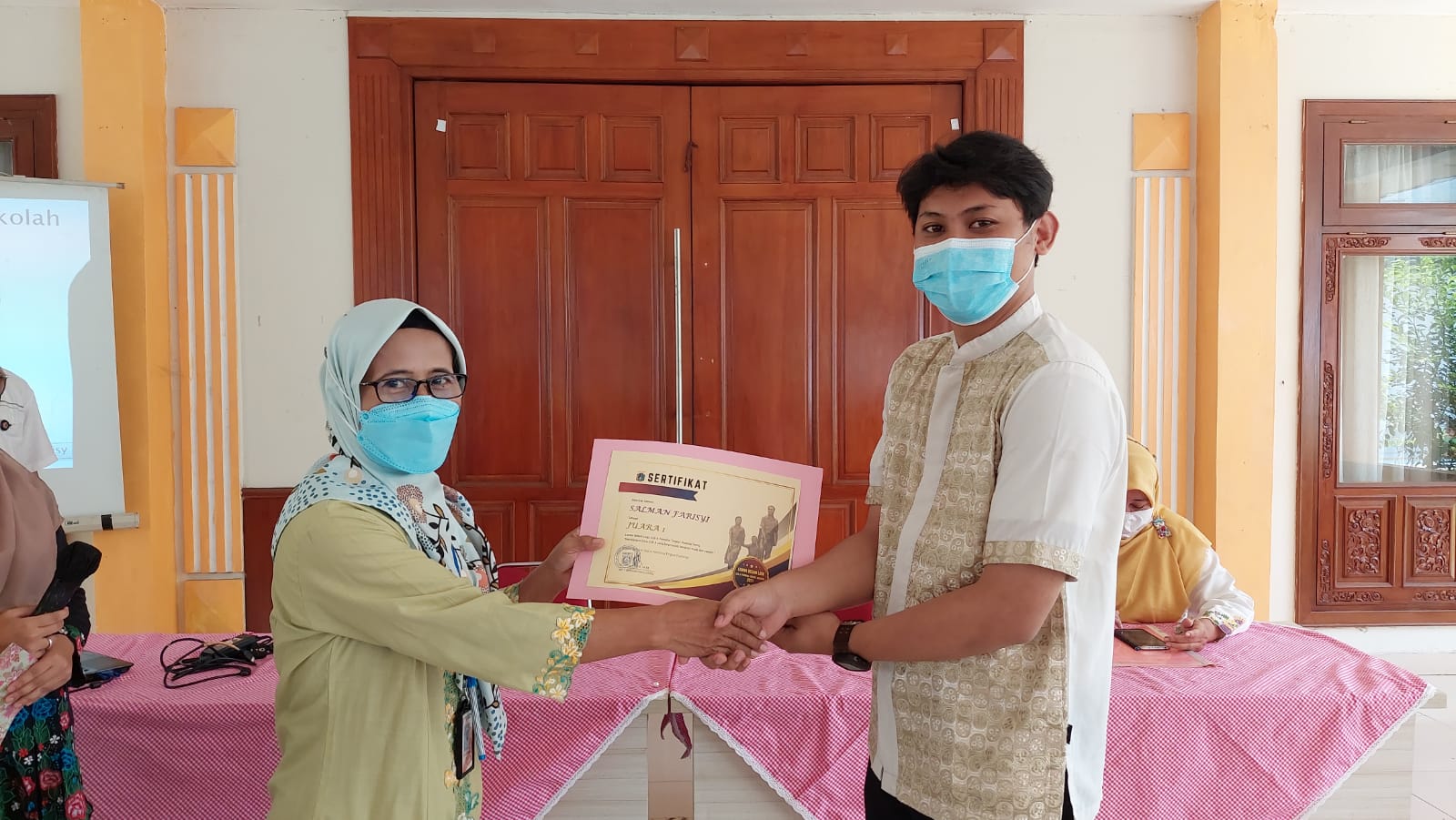 Pemenang bersama Ibu Kepala Sekolah Sri Lestari, S.Pd, M.M.